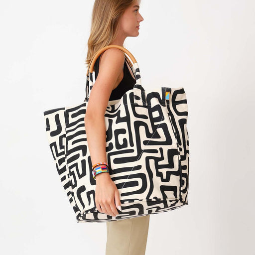 Kuba Long Weekender - Black/Eggshell lifestyle image