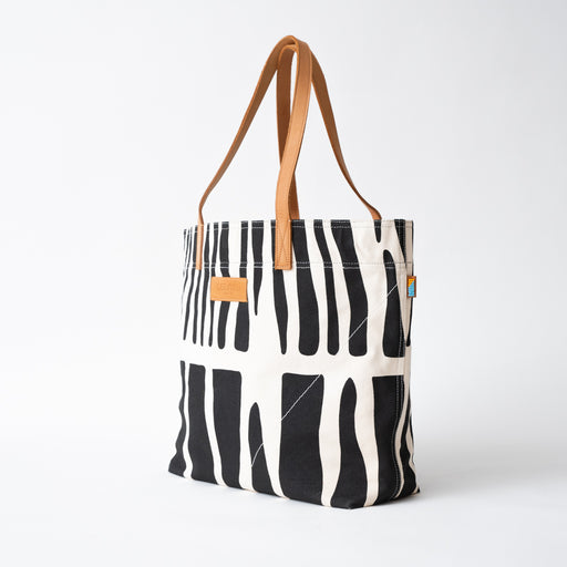 SAMPLE SALE: Zebra Go-To Tote - Black/Eggshell lifestyle image